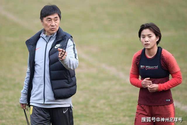 贝克汉姆家四个孩子的教育困境与成长压力